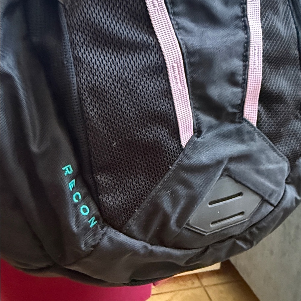 North Face Recon backpack women’s in pre-loved and well care for condition - Picture 3 of 9